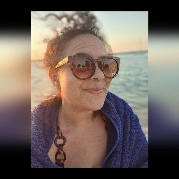 Like ๐ this to be notified when I go live - Picture 2 of 8